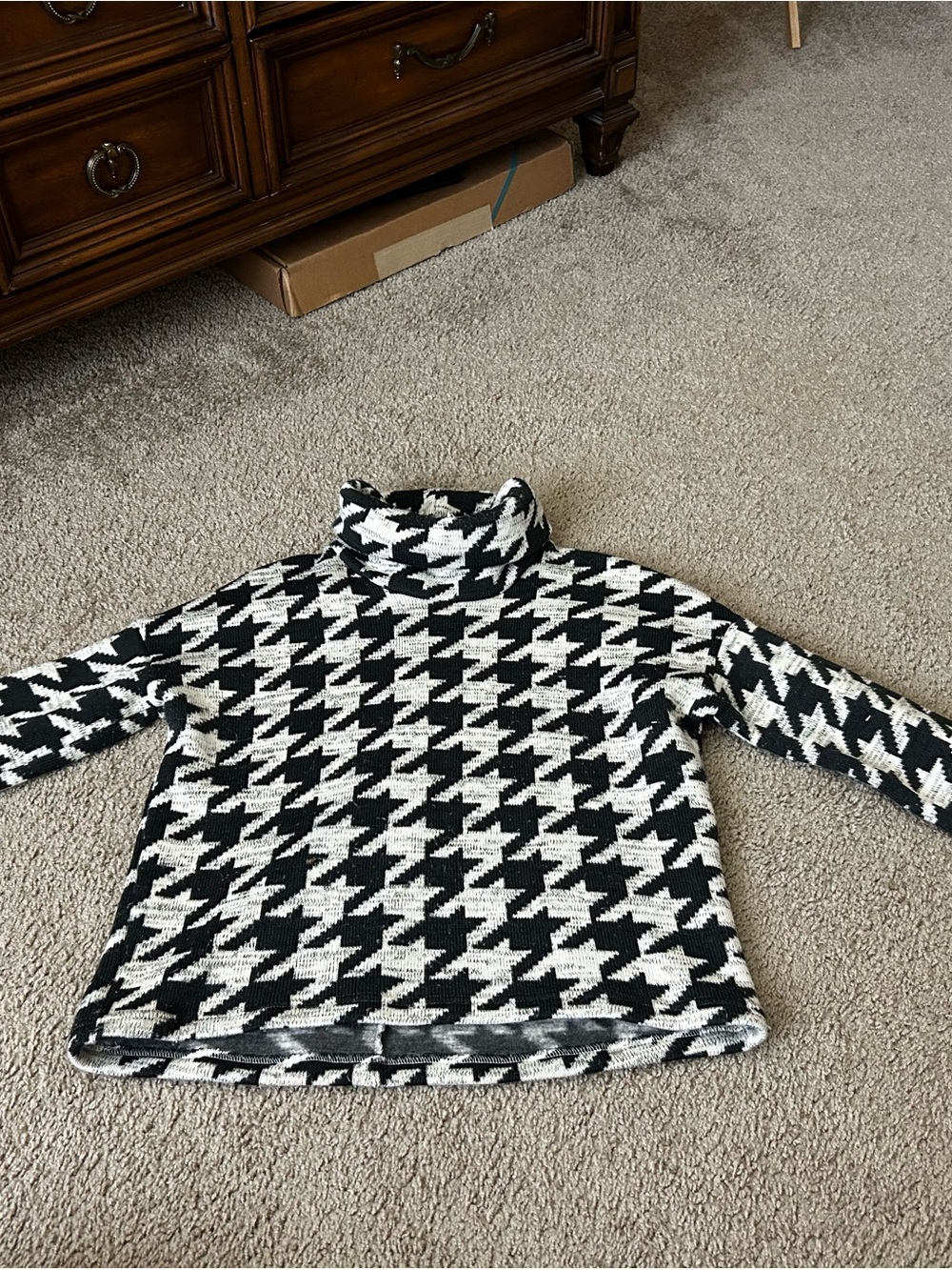 Columbia women’s Black & White Houndstooth Turtleneck Sweater Top